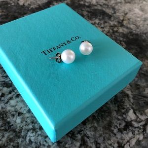 Tiffany & Co. | Pearl Earrings |